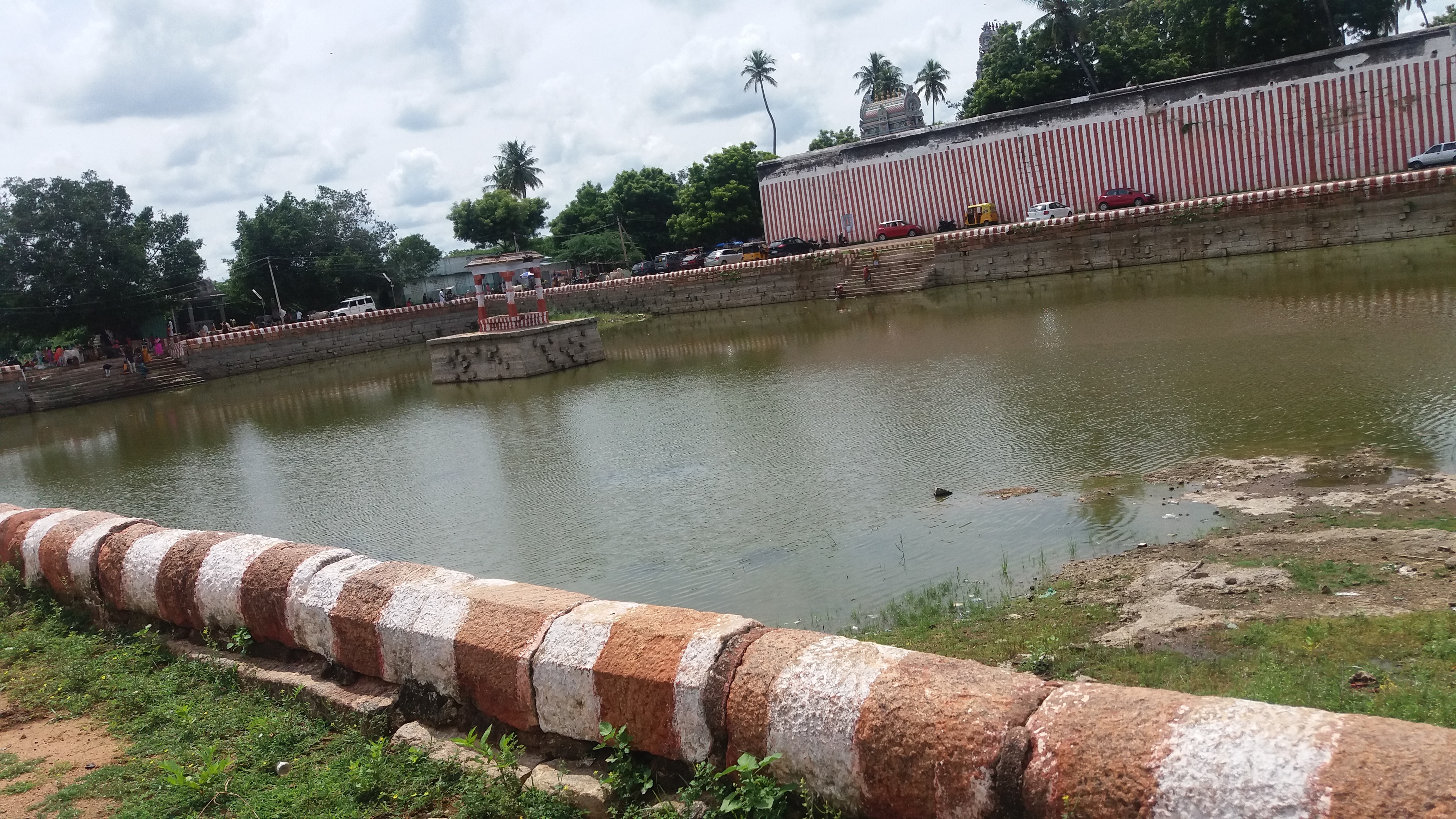 Thirumohoor temple tank